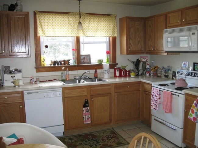 Building Photo - 2 bedroom, 1 bath Second Floor Apartment in Lemont