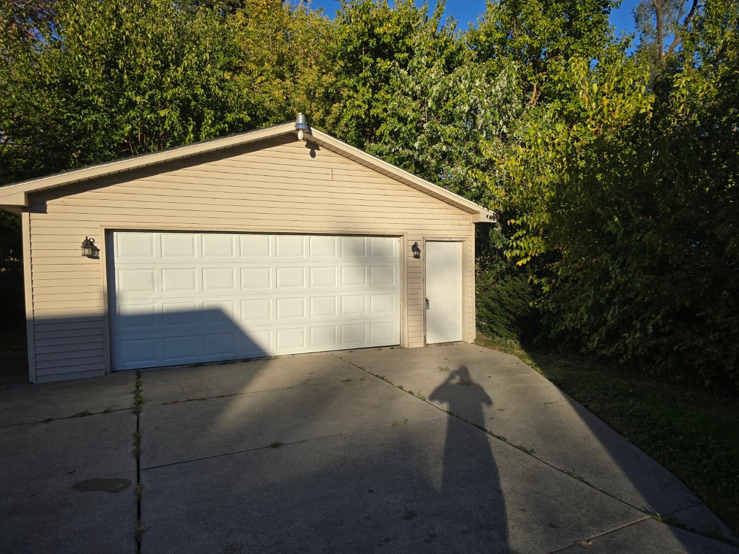 Building Photo - 19315 Roscommon St