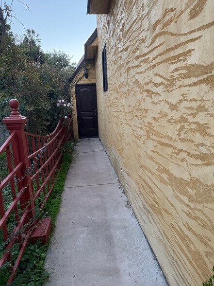 Building Photo - 312 Crest Dr