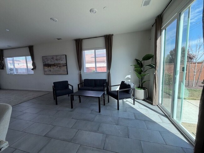 Building Photo - Newer 4 Bed / 2.5 Bath Home in Spring Lake | Owned Solar | Prime Location