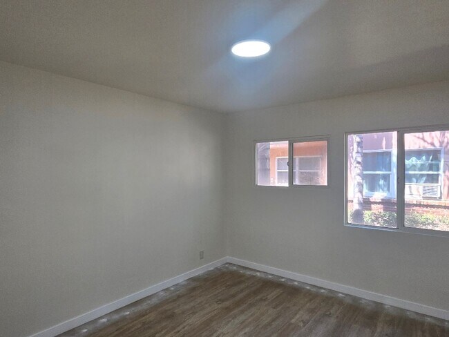 Building Photo - Large 2-bedroom 1 bath unit in Van Nuys