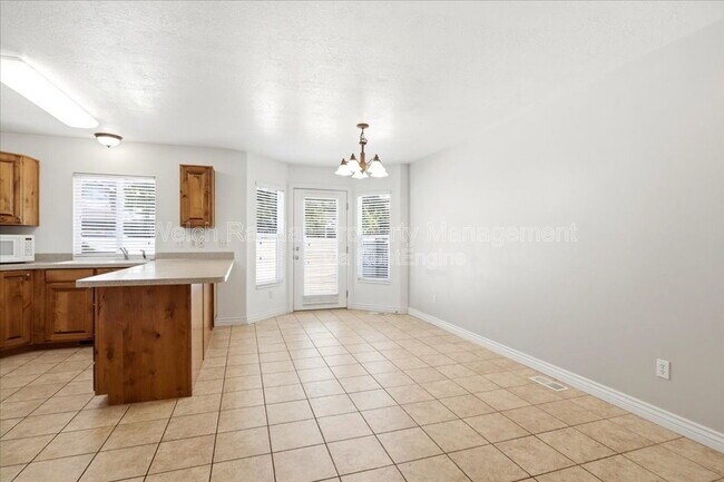 Building Photo - 672 E Clearwater Dr N
