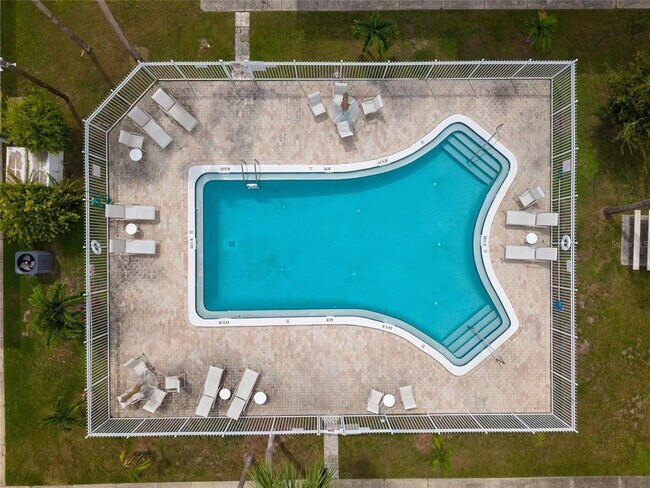 Building Photo - 209 NE Lincoln Cir N