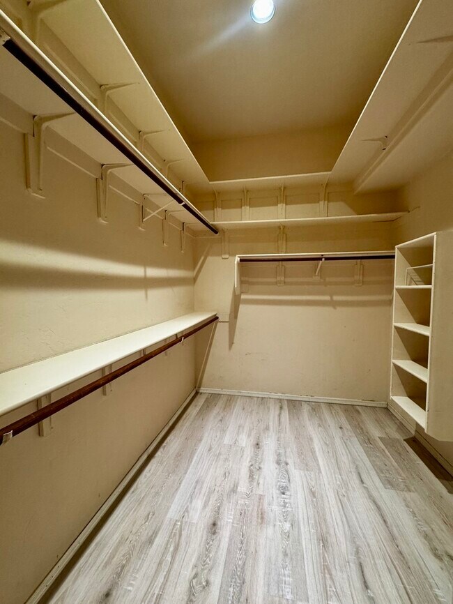 Building Photo - FOR RENT