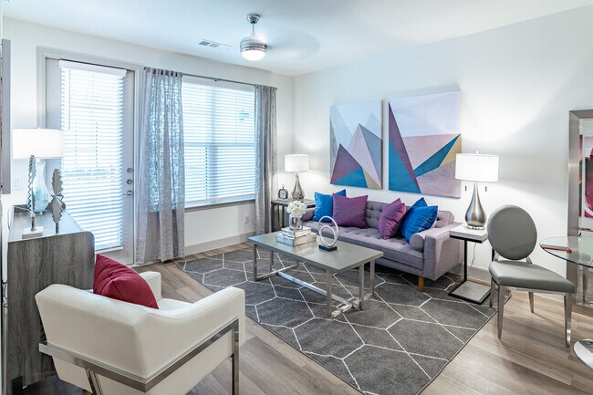 Building Photo - Spacious Living with 1 Month Free Rent