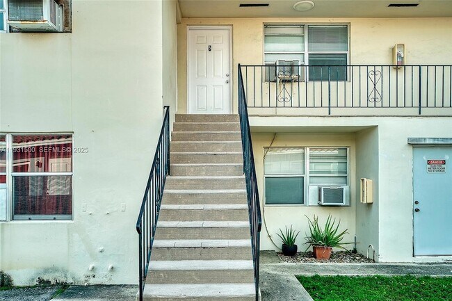 Building Photo - 644 SW 10th St