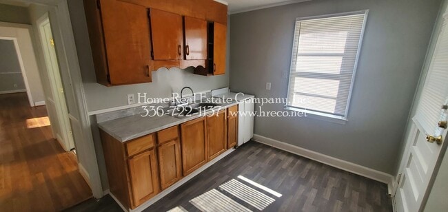 Building Photo - 832 Gray Ave NE