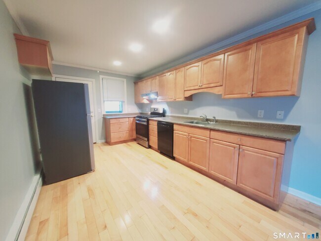 Building Photo - 211 Main St