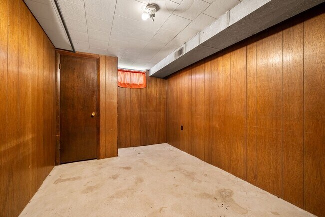 Building Photo - 3 Bedroom 2 Bath Home with Bonus Rooms and Tons of Extra Space