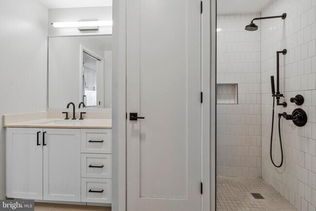 Building Photo - 1211 Van St SE