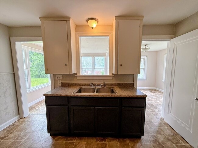 Building Photo - Spacious 2 bedroom with bonus room for rent - Canton NW