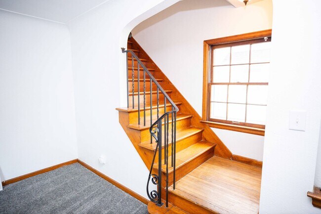 Building Photo - Beautiful three bedroom home with fenced i...