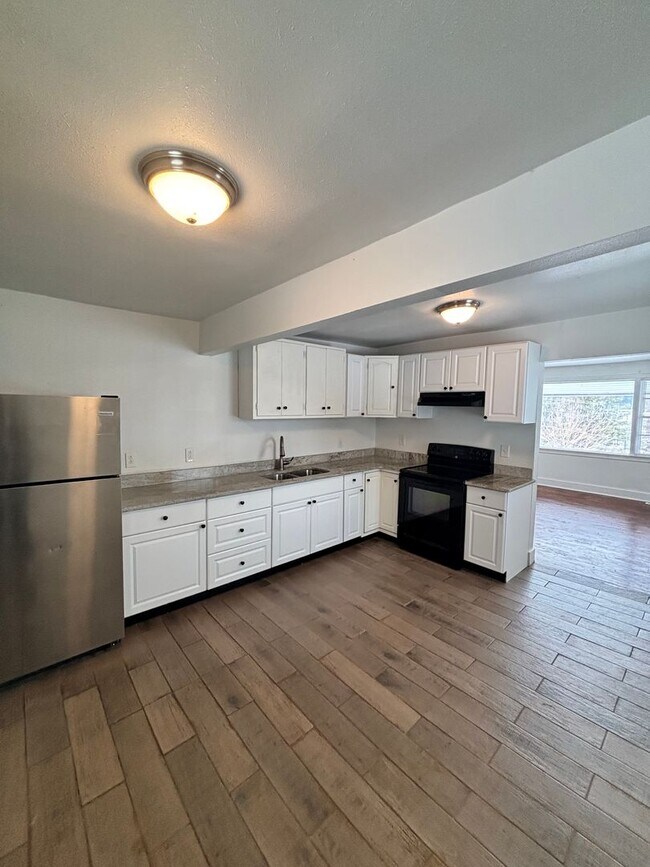 Building Photo - Cottage Minutes from Downtown and UT Campus!