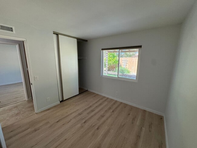 Building Photo - 4 bedroom - 2 Bathroom