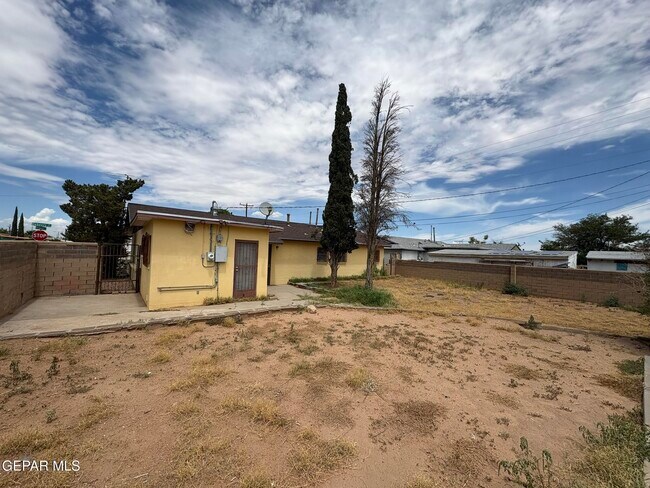 Building Photo - 4900 Debeers Dr