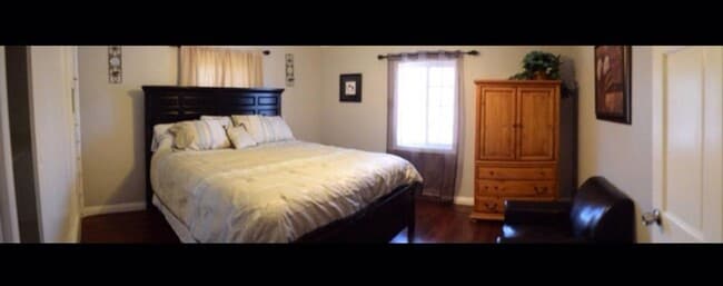 Building Photo - Amazing 3 Bedroom 1 Bathroom House High off street with Incredible views.