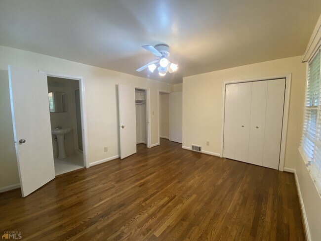 Building Photo - 2022 Woodbine Terrace NE