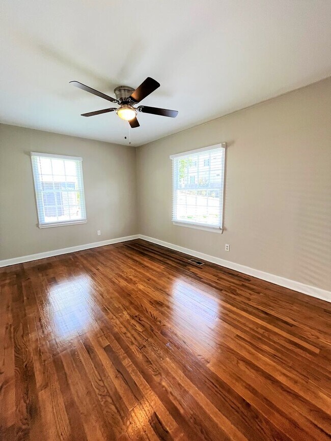 Building Photo - 204 SE Lakewood Dr