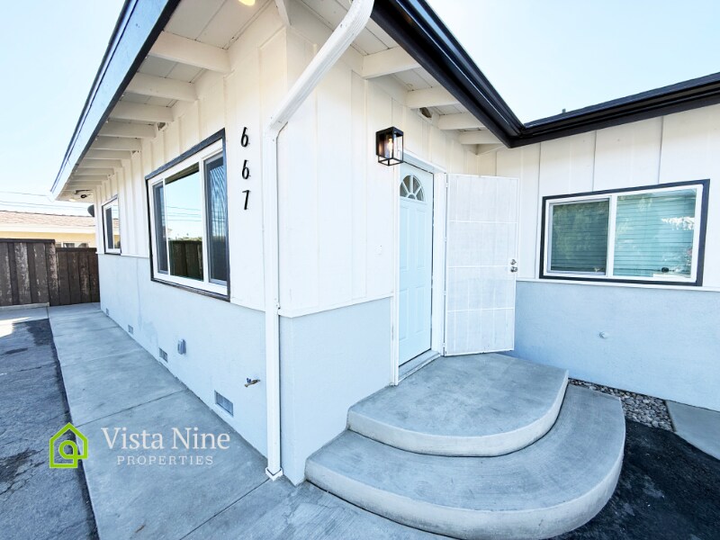 Building Photo - 665-669 Townsite Dr