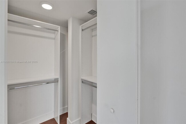 Building Photo - 9261 E Bay Harbor Dr