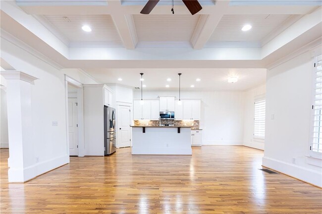 Building Photo - 2288 Oakview Rd NE