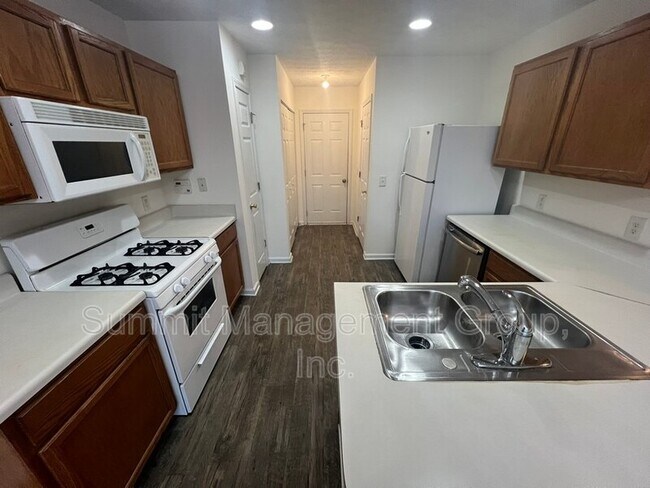 Building Photo - 2810 Lakeside Cir
