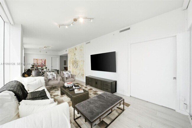 Building Photo - 601 NE 27th St