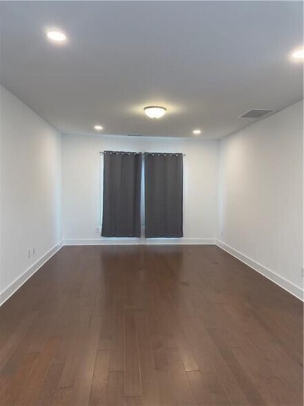 Building Photo - 1255 Westshore Dr