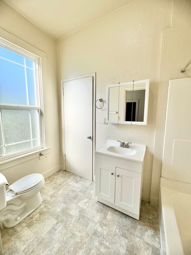 Building Photo - **Reserve NOW for Summer 2026** - 2 Bed, 1 Bath HOUSE with BONUS ROOM/Office