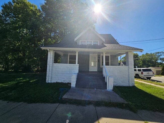 Building Photo - 3 bedroom home with fenced yard