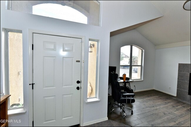 Building Photo - 10937 Northview Dr