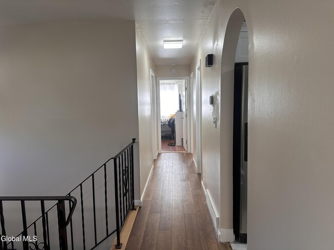 Building Photo - 4 Thoroughbred Ln