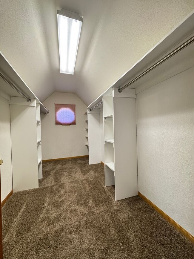 Building Photo - Spacious home in English Ranch