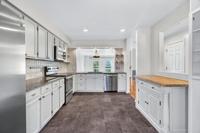 Building Photo - 7123 Gresham Ct W