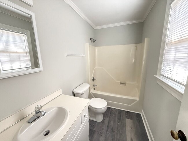 Building Photo - 1136 Beechwood Dr
