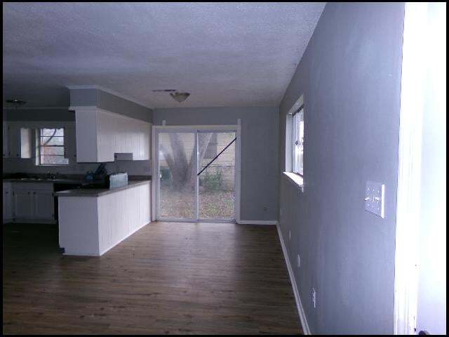 Building Photo - 305 Smart St