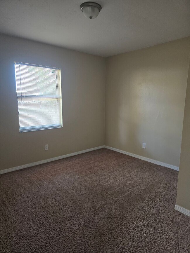 Building Photo - 3 bedroom 1 bath home