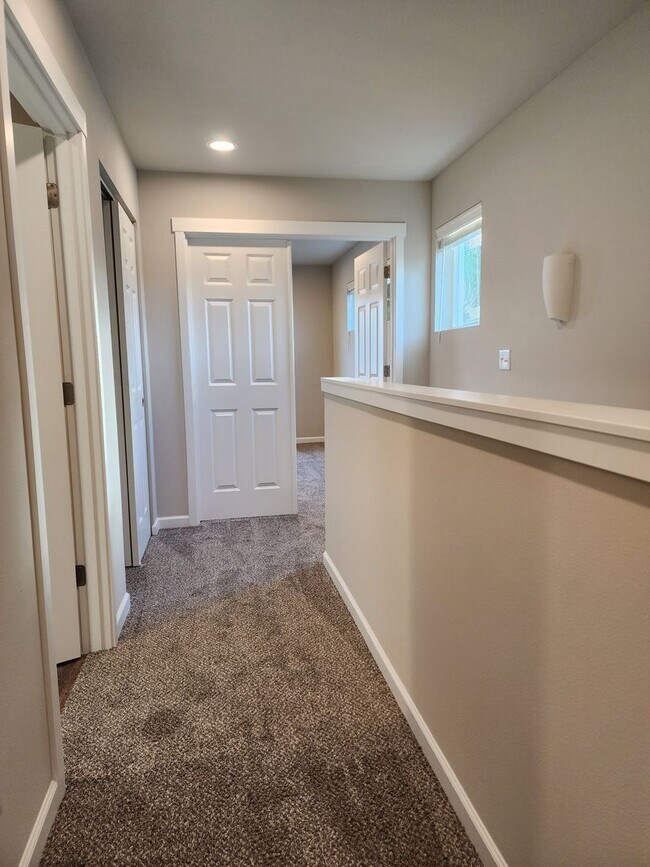 Building Photo - 15603 View Dr Ct SE