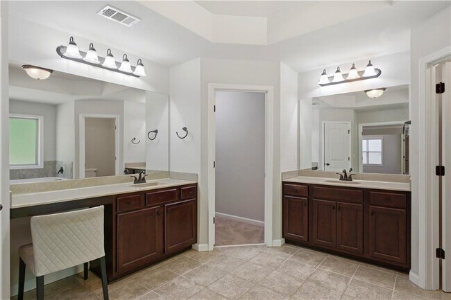 Building Photo - 4910 Belcrest Way