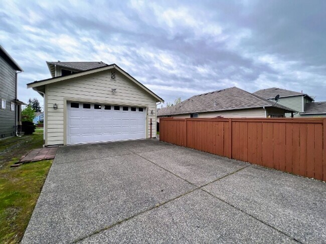 Building Photo - Pet Friendly 3 Bedroom in Campus Glen Neighborhood