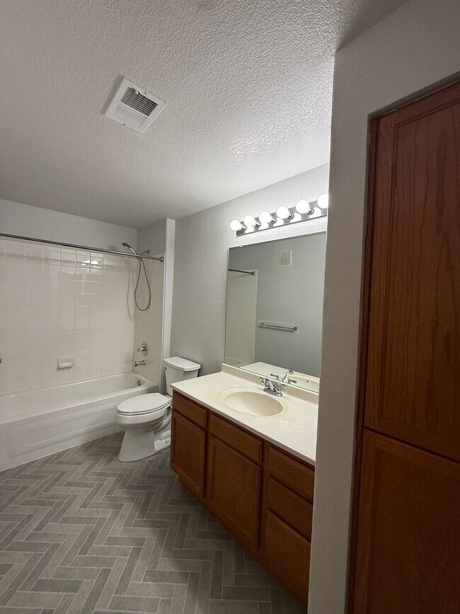 Building Photo - SPACIOUS 2bd/2ba Condo- Available NOW!