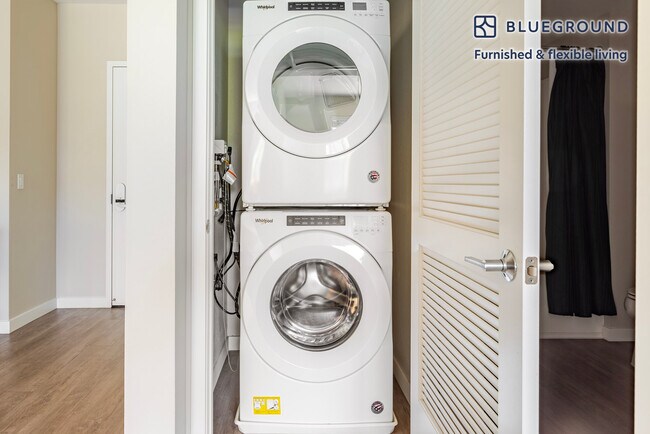 Building Photo - 3560 Rambla Pl