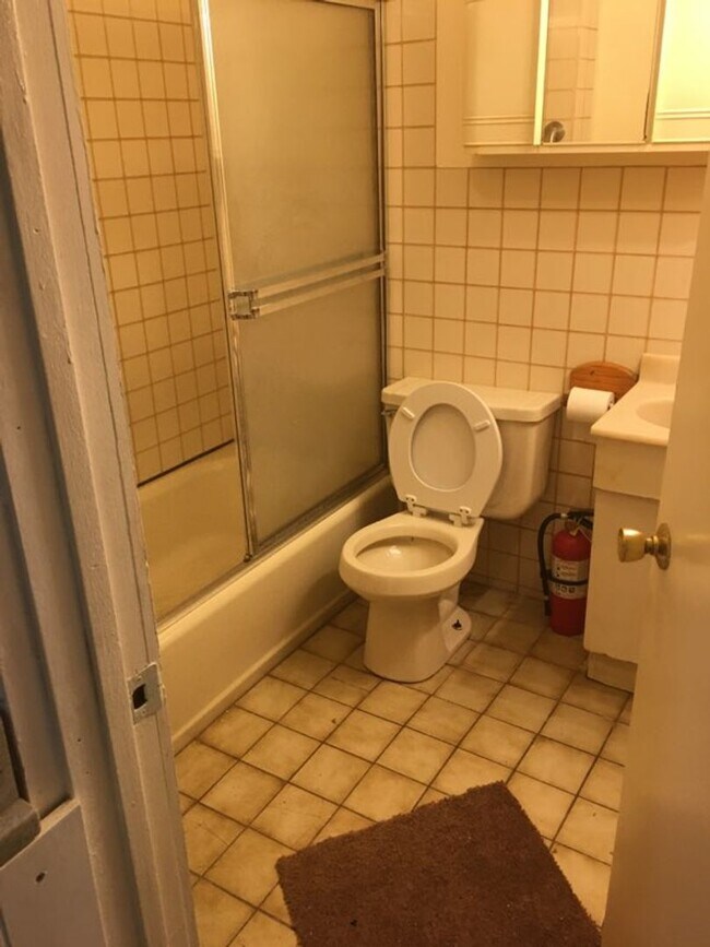 Building Photo - Great Sunny 3 Bed w/ Yard!