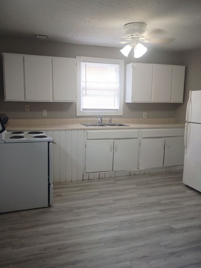 Building Photo - 502 1/2-502 1/2 S Mound St