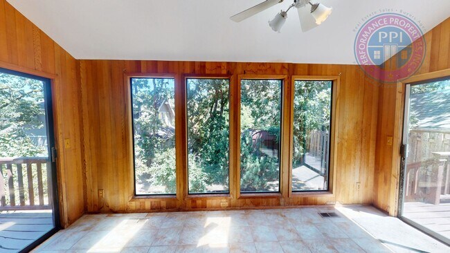 Building Photo - Prime West Linn Location - Walkable to Hig...