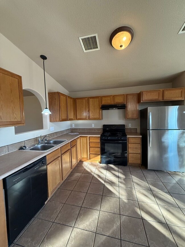 Building Photo - 4 Bedroom, 2 Bathroom House Available Now!