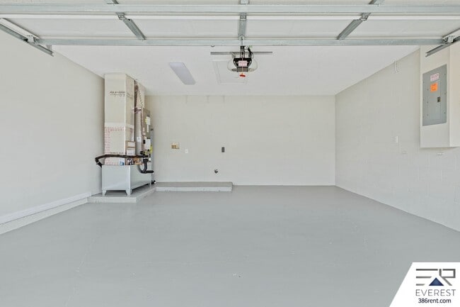 Building Photo - LIKE NEW 3/2/2 IN THE HEART OF PALM COAST