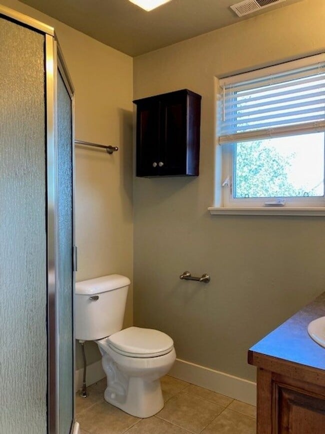 Building Photo - Charming in the Heart of Bozeman