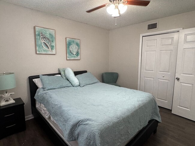 Building Photo - Fully Renovated 2 Bed / 1 Bath Apartment! ...