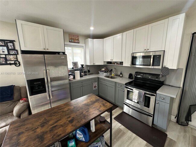 Building Photo - 1147 NE 113th St